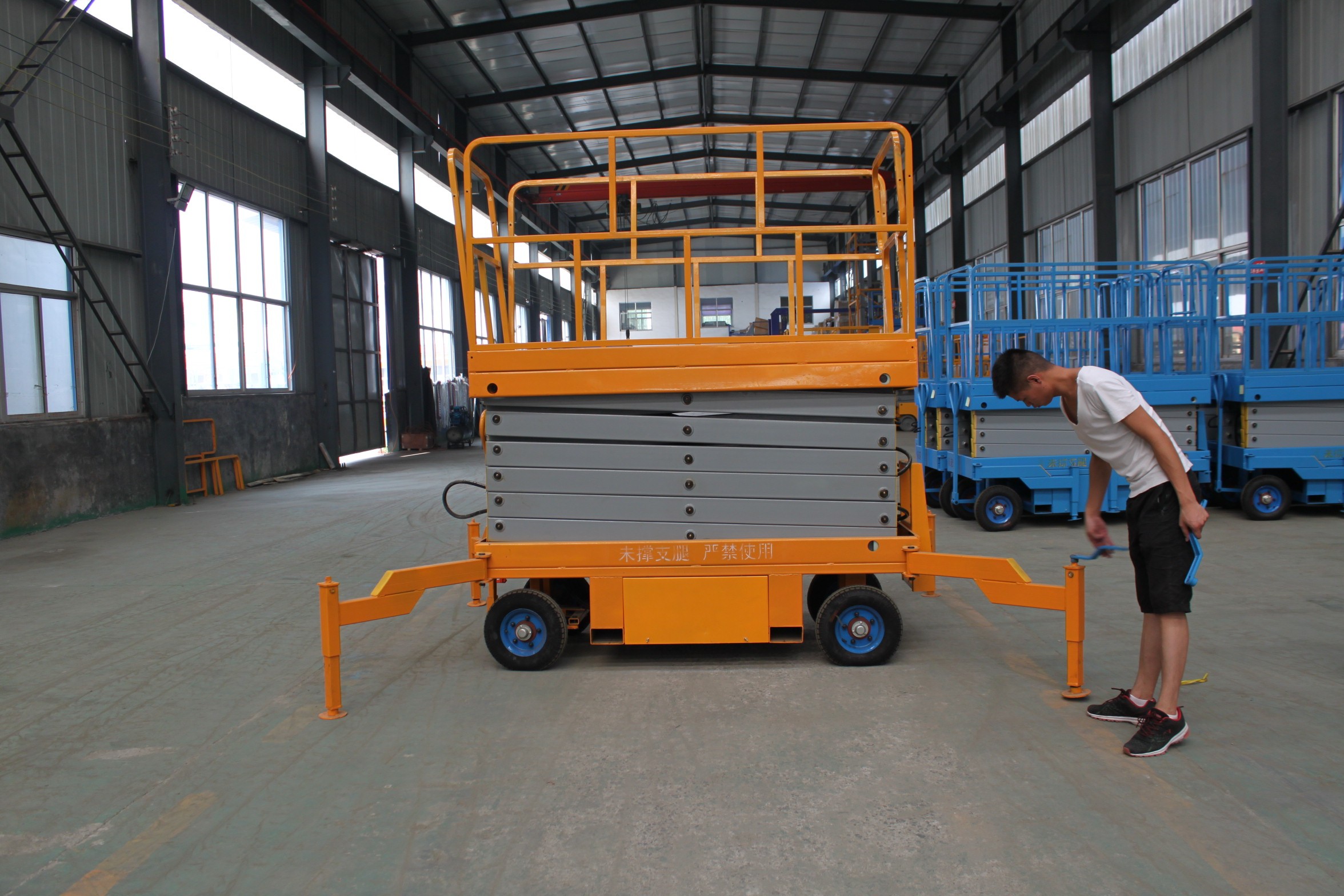 載貨升降臺(tái)